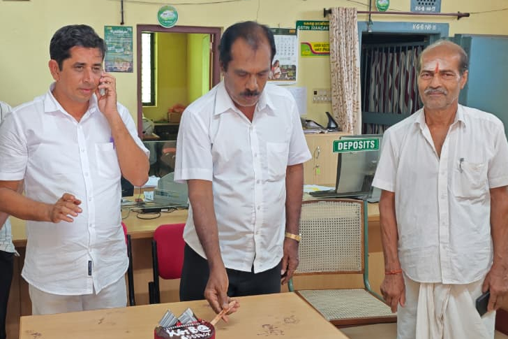 ಮಂಜೇಶ್ವರ: 60,000 ಕೋಟಿ ಠೇವಣಿ ದಾಟಿದ ಸಂತೋಷದಲ್ಲಿ ಕೇಕ್ ಕತ್ತರಿಸಿ ಸಂಭ್ರಮಿಸಿದ ಕೇರಳ ಗ್ರಾಮೀಣ ಬ್ಯಾಂಕ್