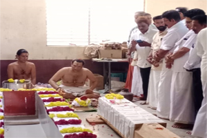 ಕನಿಲ ಶ್ರೀ ಭಗವತೀ ಕ್ಷೇತ್ರ ಜನಸಾಗರದಿಂದ ನೆರವೇರಿದ ನೂತನ ಧ್ವಜಕ್ಕೆ ಎಳ್ಳೆಣ್ಣೆ ಮುಳುಗಿಸುವ ಶುಭಕಾರ್‍ಯ